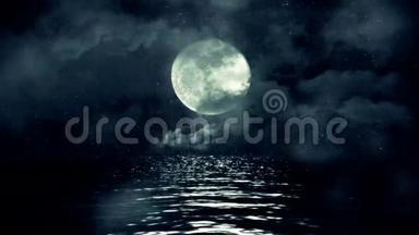 梦幻的满月与星夜，映出云与雾的水面